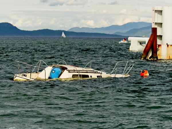 Boat sinking by Fourt Laderdale cost
