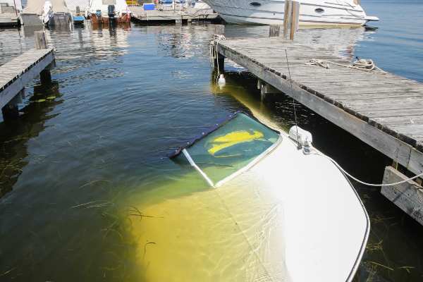 boat sinks in florida after crash