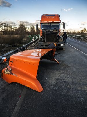broken down orange truck sits on the side of the road in ft ladurdale